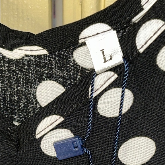 Black and White Sleeveless Maxi Dress with Ruffle Hem and V-Neckline - Picture 8 of 12